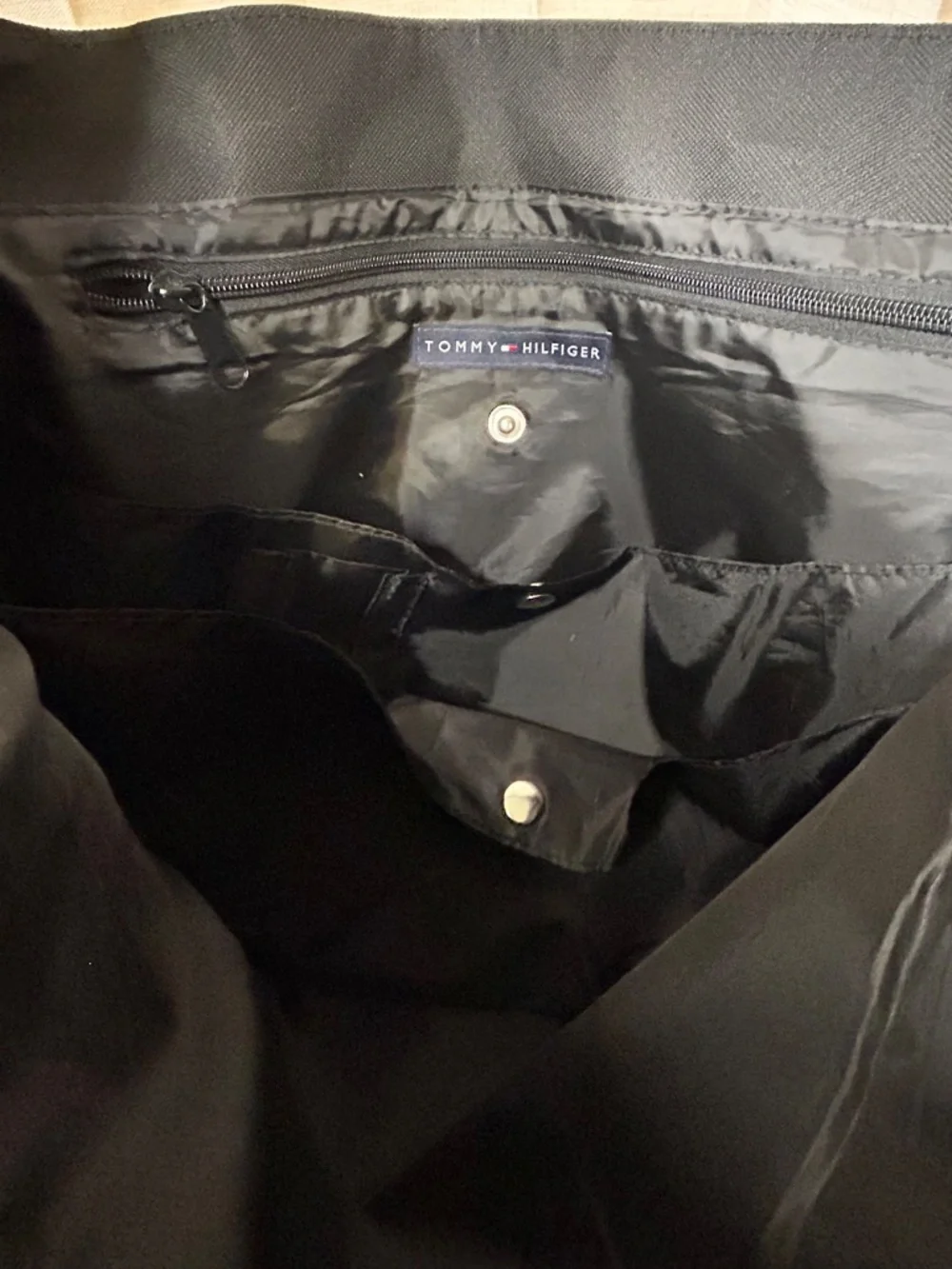 Tommy Hilfiger Black Messenger Bag Adjustable Shoulder Strap, Pockets, Zip